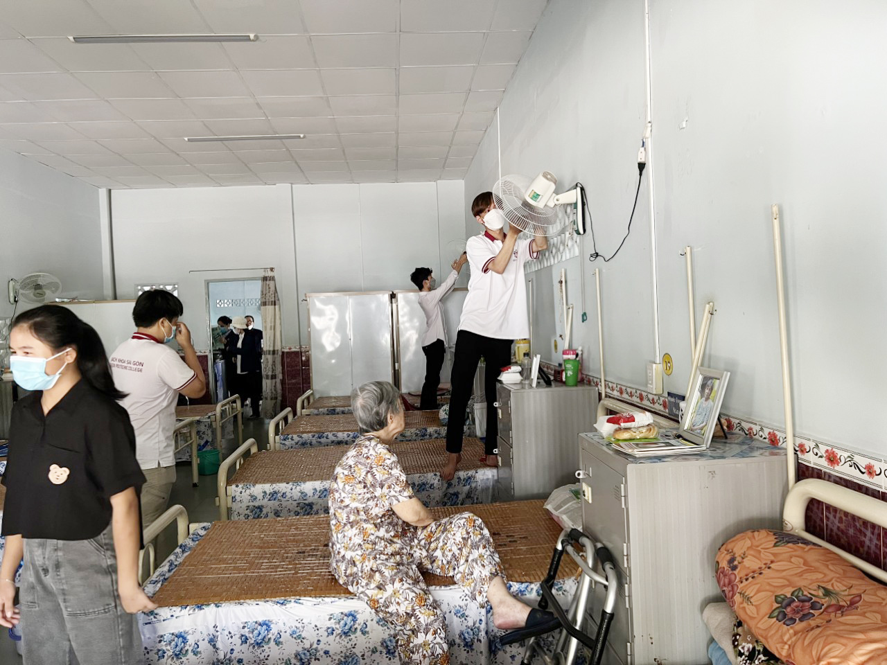 sinh viên spc thăm viện dưỡng lão vinh sơn