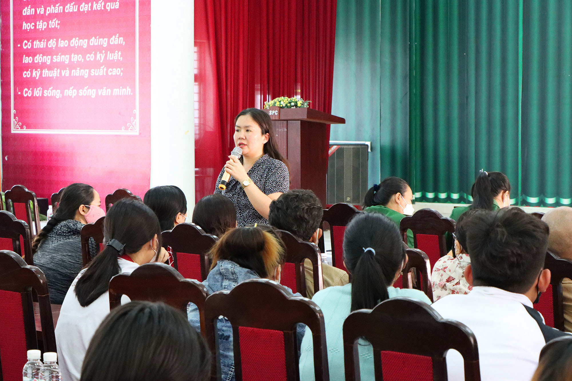 Cô Vũ Thị Ngọc Hà, Hiệu trưởng, phát biểu tại buổi họp