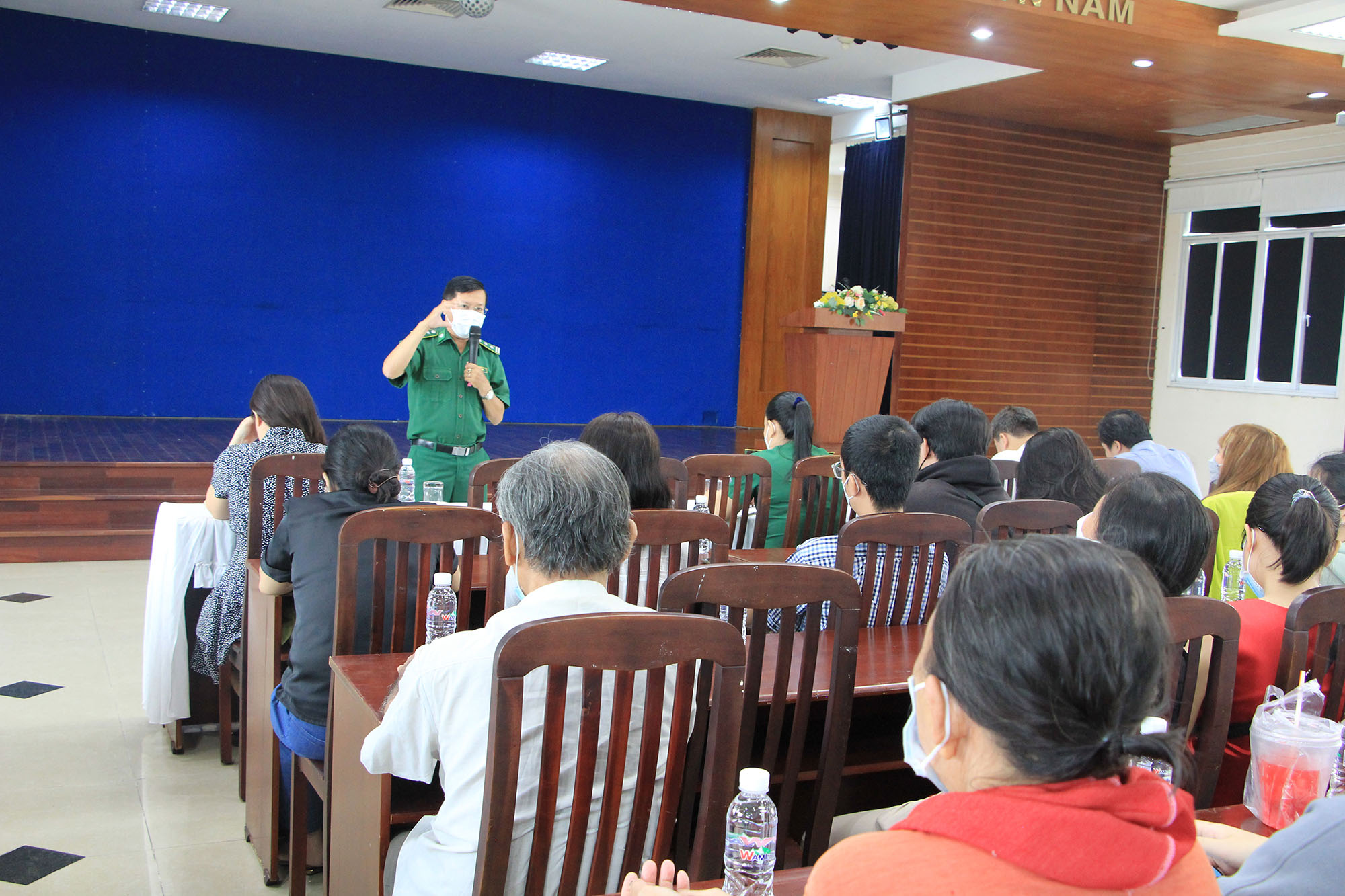 Thầy Phan Sinh, Giám đốc TTGDTX, phát biểu tại buổi họp