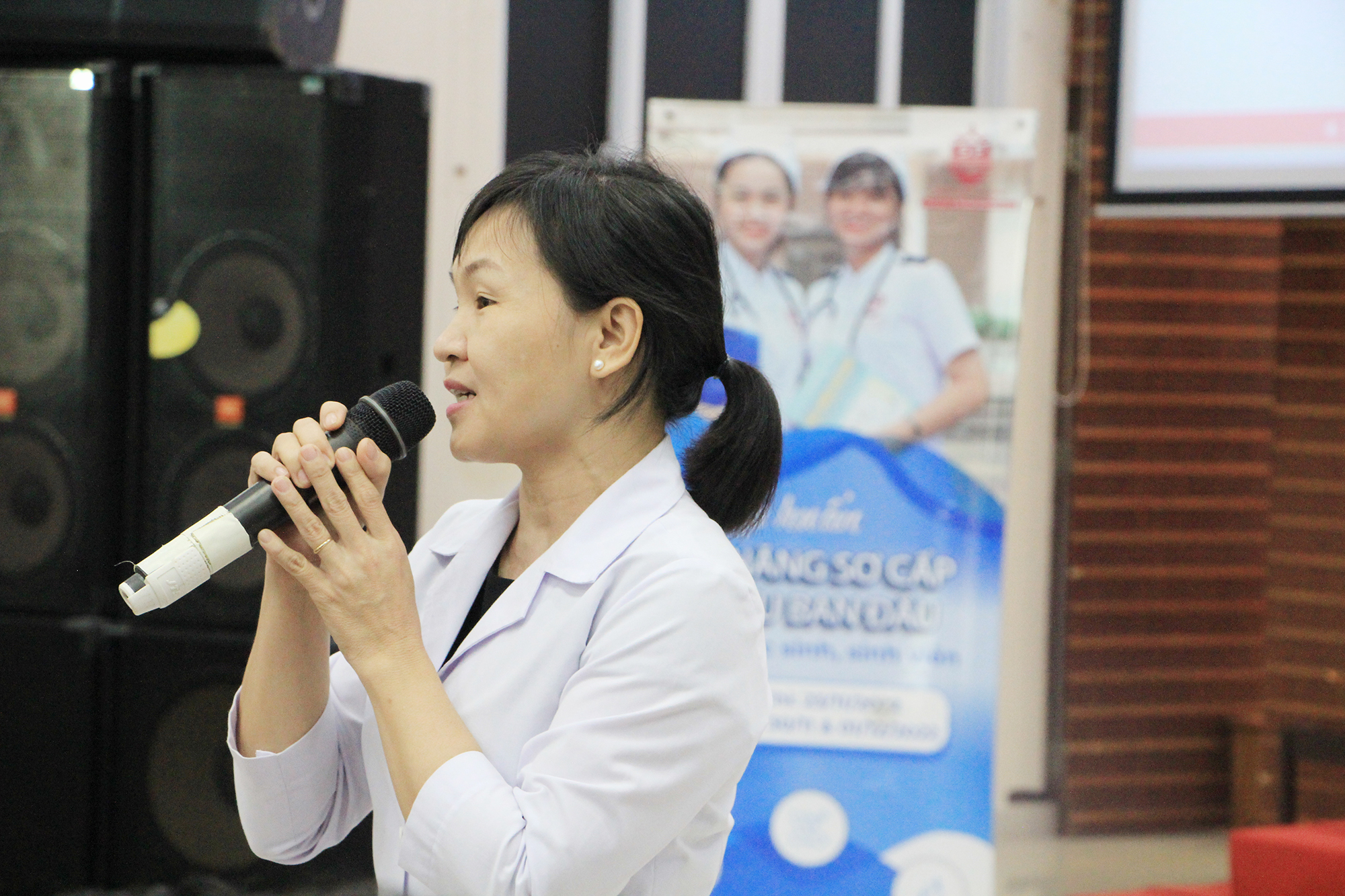 Cô Phan Thị Hoá hướng dẫn sinh viên về kỹ năng sơ cấp cứu ban đầu