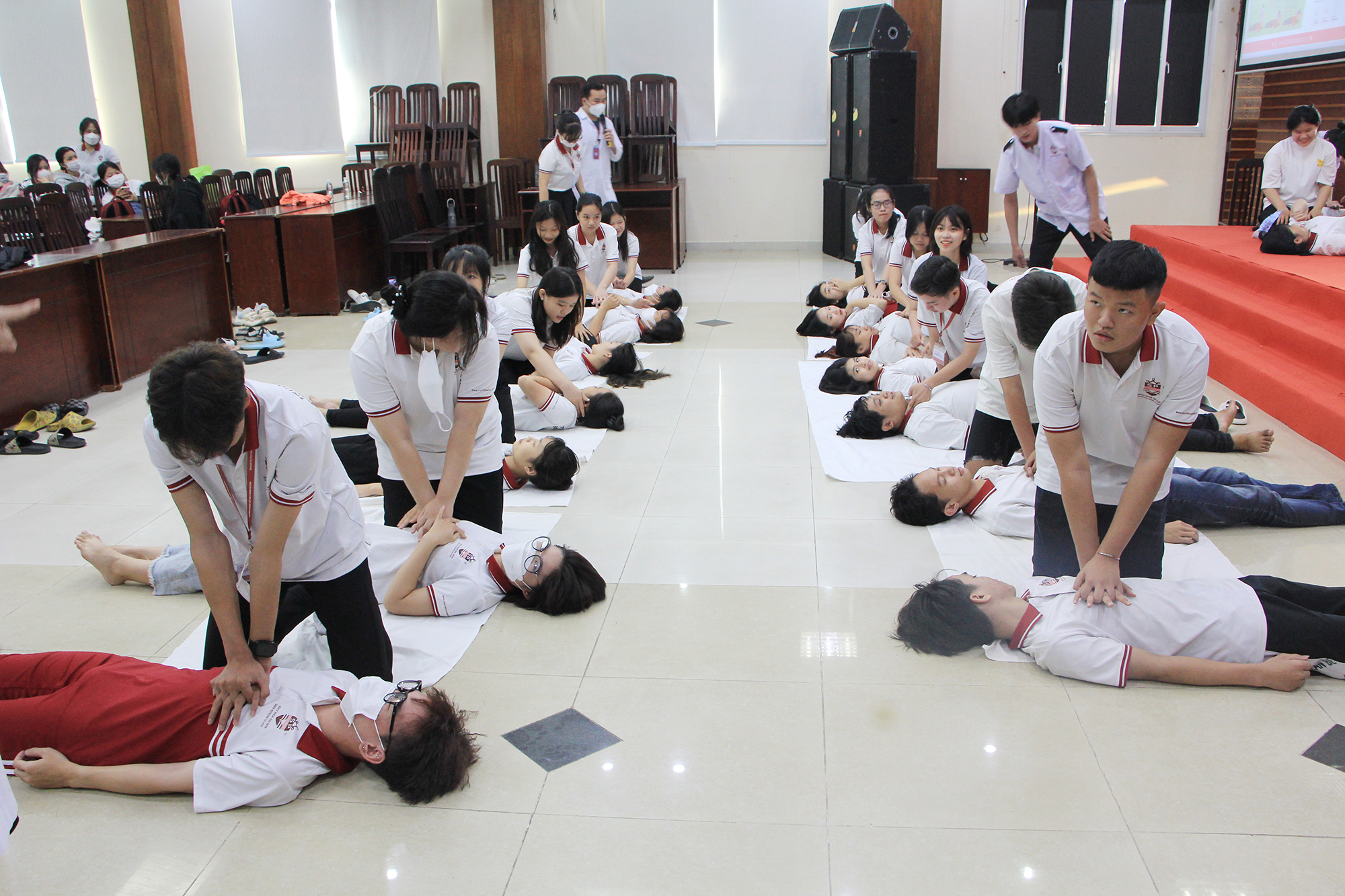 Sinh viên SPC thực hành kỹ năng sơ cấp cứu