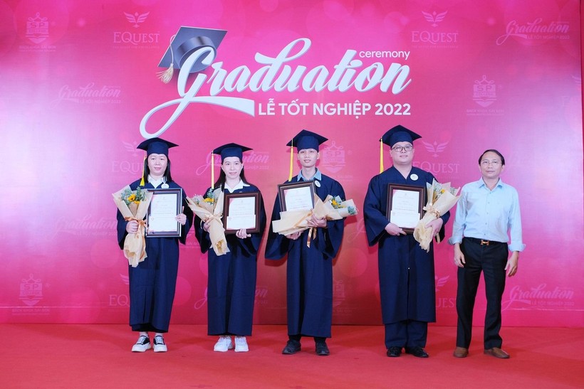 Trường Trung cấp Bách Khoa Sài Gòn t?chức l?trao bằng tốt nghiệp 2022