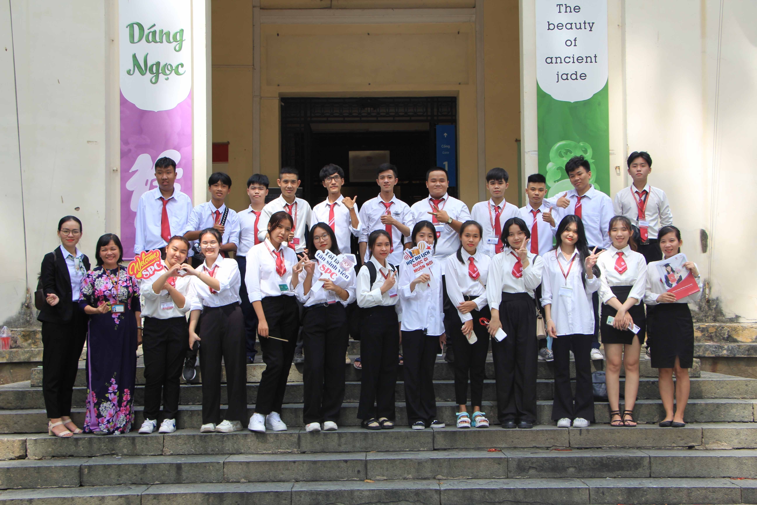 Sinh viên ngành Hướng dẫn du lịch tham gia thực tập tại bảo tàng lịch sử Hồ Chí Minh
